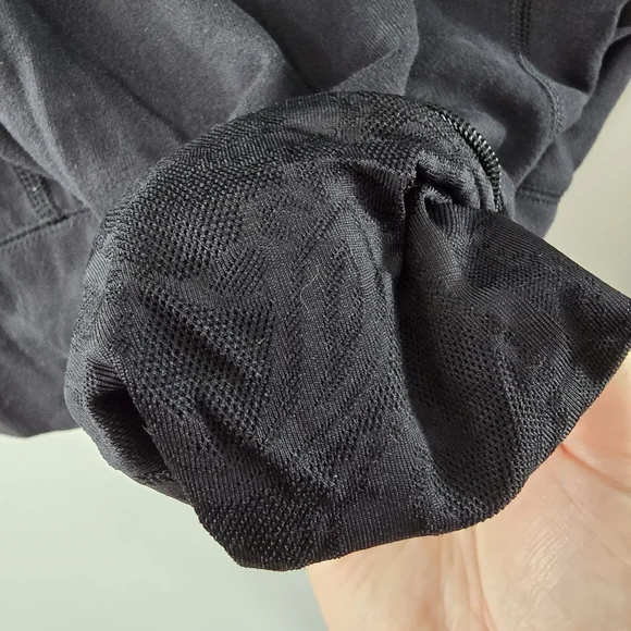 Lululemon Full Tilt Long Sleeve Lace Trim Popover Athletic Top Solid Black Sz 4 - Picture 9 of 13